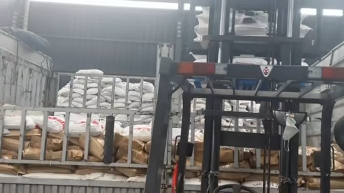 工廠廠區聚丙烯酰胺淨水劑產(chan) 品裝車實拍