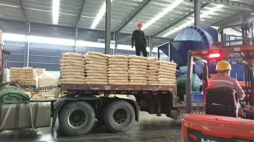 阿勒泰工廠裝車現場，洗煤專(zhuan) 用聚丙烯酰胺產(chan) 品準備發貨