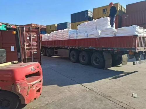 聚丙烯酰胺產(chan) 品在阿勒泰工廠裝車過程，保障質量運輸