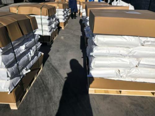 聚丙烯酰胺產(chan) 品廠區裝車運輸實拍 聚丙烯酰胺產(chan) 品整齊堆放準備運輸