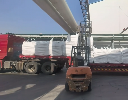 達州陰離子聚丙烯酰胺絮凝劑工廠裝車現場