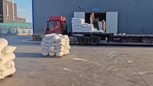 聚丙烯酰胺包裝整齊堆放於(yu) 廠區裝車區