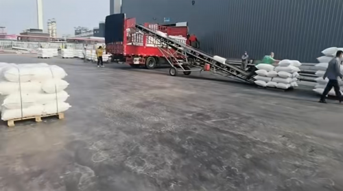 湖北驅油用聚丙烯酰胺產(chan) 品裝車現場全景