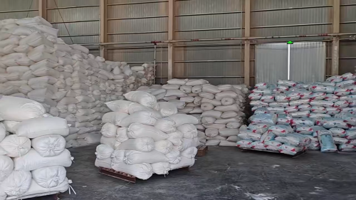 聚丙烯酰胺產(chan) 品裝載卡車準備發貨圖