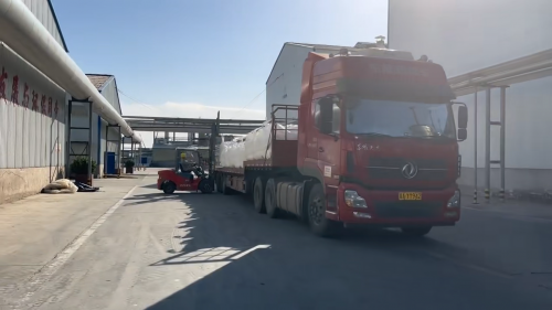 山東(dong) 改性聚丙烯酰胺產(chan) 品裝車現場