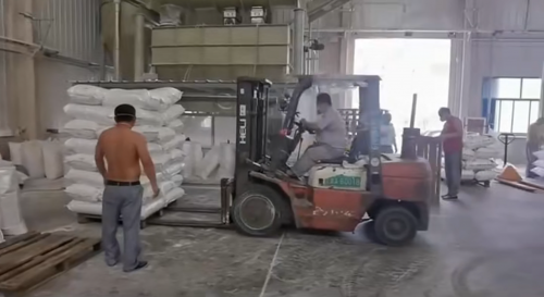 衢州聚丙烯酰胺產(chan) 品裝車發貨，批量PAM絮凝劑即將發往客戶