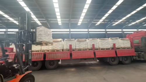 呼和浩特工廠廠區聚丙烯酰胺裝車準備