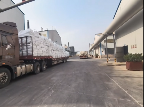 速溶型聚丙烯酰胺產(chan) 品整齊堆放於(yu) 廠區