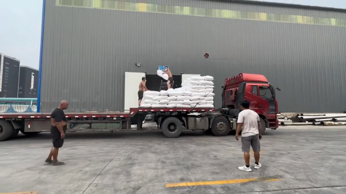 將速溶型聚丙烯酰胺產(chan) 品裝載運輸車輛