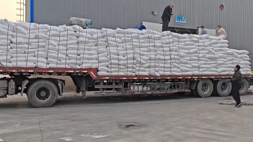 聚丙烯酰胺粘合劑廠區產(chan) 品裝車現場