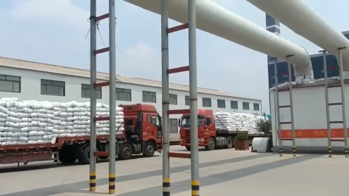 壓泥工廠產(chan) 品裝車現場，PAM投加後的汙泥處理效果