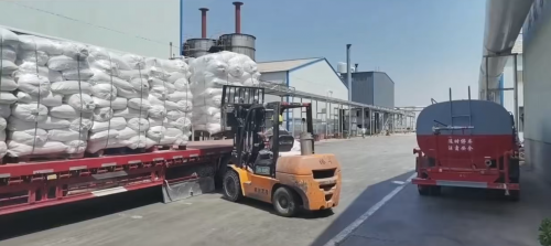 工廠廠區汙泥脫水產(chan) 品整齊裝車，提升壓泥效率