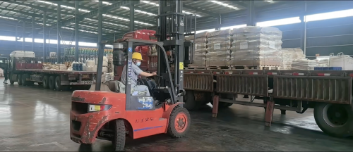 高效絮凝劑PAM產(chan) 品出廠裝車實景 山東(dong) 東(dong) 達聚合物化工有限公司工廠廠區裝車聚丙烯酰胺