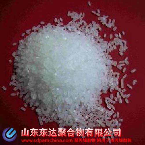 陽離子型PAM在生活汙水處理中，關(guan) 鍵具有汙泥脫幹的功效，能&nbsp;將生化濃縮汙泥，加速脫去其中的水分，使泥漿的含水量接近70%內(nei) ，方便中後期無害化，提高整個(ge) 汙水處理廠的運行工作能力。PAM水溶液粘度與(yu) 分子量和配體(ti) 濃度之間存在相關(guan) 性。