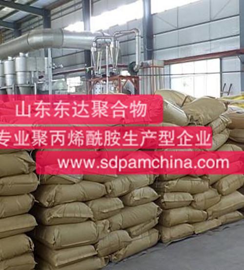 為(wei) 原du料，過氧化苯甲酰（BPO）為(wei) zhi引發劑，二甲苯為(wei) 分散劑，采用反相乳液聚合法，dao丙烯酰胺單體(ti) 在分散介質二甲苯中進行自由基聚合，生成聚丙烯酰胺。