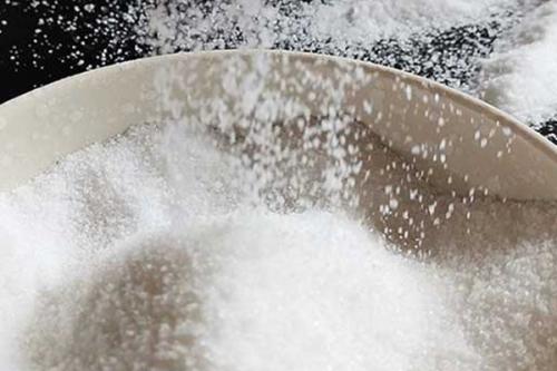 聚丙烯酰胺作為(wei) 化學物品，也是一種線性高分子聚合物，不溶於(yu) 大多數有機溶劑，具有良好的絮凝性，可以降低液體(ti) 之間的摩擦阻力。