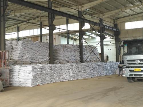 聚丙烯酰胺的水溶粘度受聚合物粘度、ph值、剪切速率和分子量的危害。高相對性分子量聚丙烯酰胺在濃度值超出10%時無法解決(jue) 。這一值是聚丙烯酰胺生物大分子鏈剛開始融合時的相對性分子量。選用高分子量聚丙烯酰胺能夠減少疏通物的管路摩擦阻力。