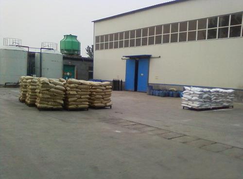 PAM的原料為(wei) 丙烯酰胺單體(ti) ，而PAM的原料為(wei) 丙烯腈。根據加離子單體(ti) 的不同，聚合後的離子按其性質可分為(wei) 陽離子型、陰離子型和非離子型。聚丙烯酰胺是以聚丙烯酰胺為(wei) 原料的實際加工過程:分為(wei) 兩(liang) 個(ge) 生產(chan) 過程，一個(ge) 是聚集的，另一個(ge) 是聚集的陰離子聚丙烯酰胺呈乳白色粒子/粉末狀，具有斜板沉澱池性能，增稠性和耐切割性好，溶於(yu) 強電解質，幾乎不溶於(yu) 溶劑用PAM和PVC鋁粉混合使用，實際處理汙水效果很好！