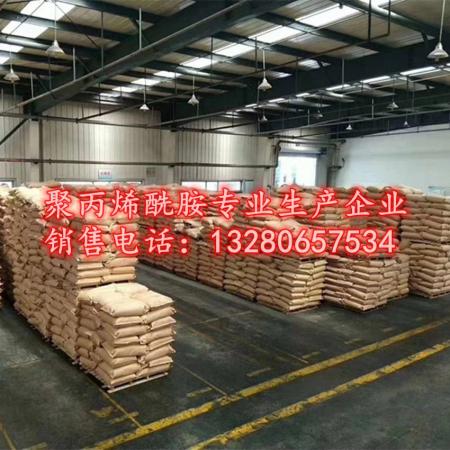 從(cong) 原材料到成品，聚丙烯酰胺生產(chan) 工廠生產(chan) 流程解析在聚丙烯酰胺的生產(chan) 過程中，原材料的采購、預處理、聚合、加工等環節都非常重要。在聚合反應中，丙烯酰胺單體(ti) 、過硫酸銨和複合堿等原材料會(hui) 被加入反應釜中，進行聚合反應。