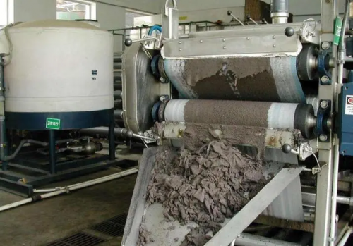 探索聚丙烯酰胺在淤泥處理中的卓越效果。本文詳細介紹了聚丙烯酰胺的應用，深度解析其在廢水處理中的神奇作用，為(wei) 你揭示最先進的淤泥處理技術。了解聚丙烯酰胺如何為(wei) 環境保護和可持續發展做出貢獻。