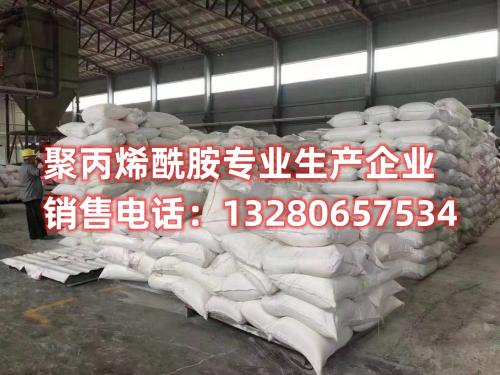 高科技生產(chan) 線操作員檢查聚丙烯酰胺產(chan) 品質量