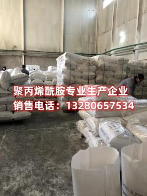 山東(dong) 東(dong) 達聚合物化工科技實驗室中研究人員正在進行淨水劑聚丙烯酰胺生產(chan) 工藝創新的實驗。