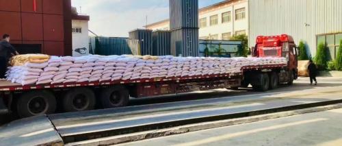 叉車正在搬運聚丙烯酰胺藥劑產(chan) 品