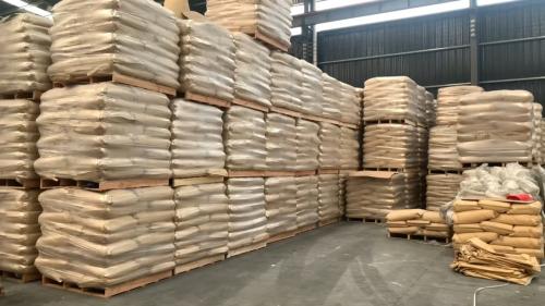 倉(cang) 庫內(nei) 聚丙烯酰胺產(chan) 品堆放情況展示