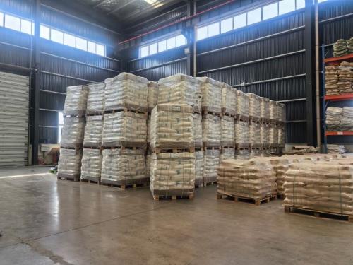 山東(dong) 礦用聚丙烯酰胺產(chan) 品倉(cang) 庫