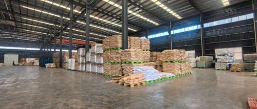 鑽井聚丙烯酰胺絮凝劑產(chan) 品倉(cang) 庫