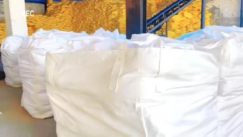 平頂山聚丙烯酰胺批發廠家生產(chan) 線工人操作 平頂山聚丙烯酰胺批發廠家生產(chan) 線工人操作