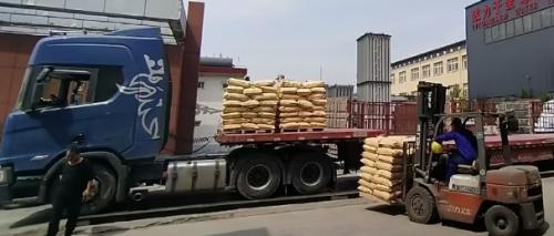 不同型號的聚丙烯酰胺產(chan) 品展示