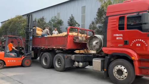 山東(dong) 東(dong) 達聚合物化工有限公司的聚丙烯酰胺產(chan) 品裝車現場