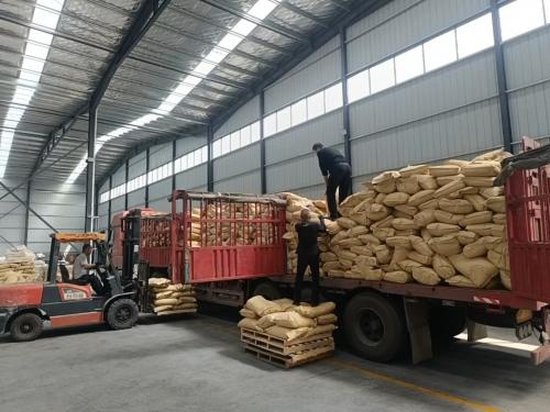 山東(dong) 東(dong) 達聚合物化工有限公司產(chan) 品倉(cang) 庫內(nei) 的聚丙烯酰胺產(chan) 品