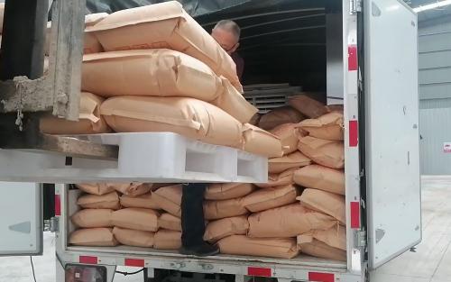 山東(dong) 東(dong) 達聚合物化工有限公司聚丙烯酰胺產(chan) 品裝車照片