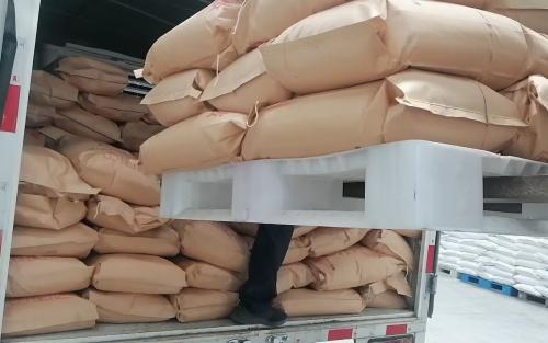 山東(dong) 東(dong) 達聚合物化工有限公司聚丙烯酰胺產(chan) 品倉(cang) 庫內(nei) 部展示