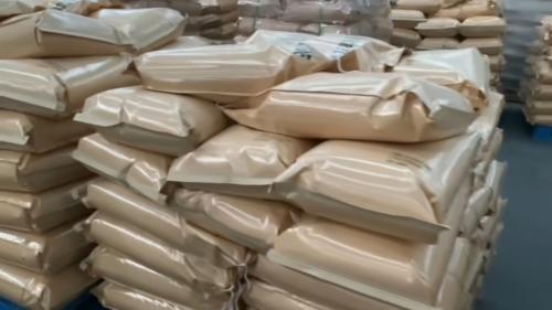 倉(cang) 庫管理的高效與(yu) 有序:產(chan) 品整齊堆放 產(chan) 品整齊堆放在倉(cang) 庫貨架上