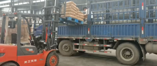 礦業(ye) 聚丙烯酰胺產(chan) 品裝車現場