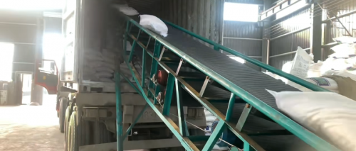 山東(dong) 東(dong) 達聚合物化工有限公司的聚丙烯酰胺裝車現場