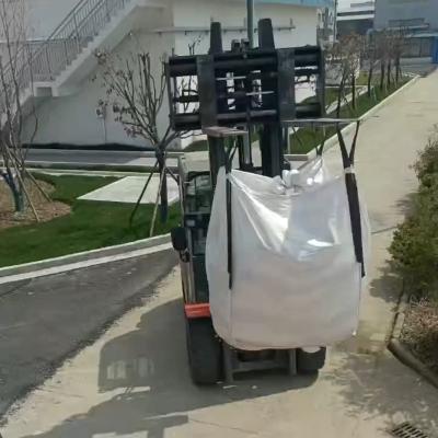 青海鐵礦產(chan) 品裝車現場展示聚丙烯酰胺在礦山工業(ye) 中的重要應用 裝車中的聚丙烯酰胺產(chan) 品