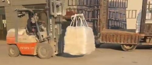 青海鐵礦產(chan) 品運輸過程中的聚丙烯酰胺產(chan) 品展示 聚丙烯酰胺產(chan) 品運輸場景