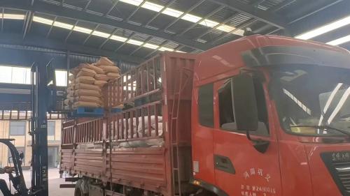 山東(dong) 東(dong) 達聚合物化工有限公司鑽井用聚丙烯酰胺產(chan) 品在倉(cang) 庫內(nei) 的展示