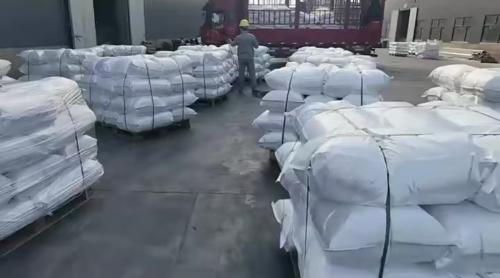 山東(dong) 東(dong) 達聚合物化工有限公司產(chan) 品倉(cang) 庫內(nei) 部