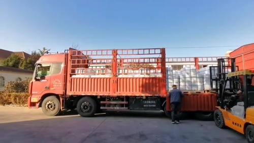 山東(dong) 東(dong) 達聚合物化工有限公司產(chan) 品裝車發貨