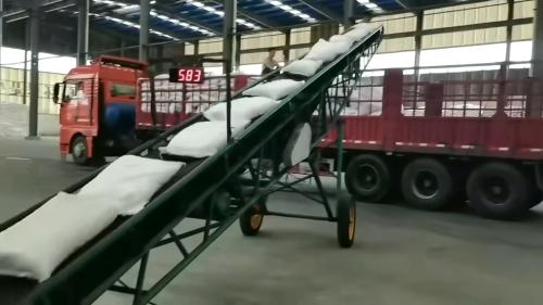 廠區內(nei) 的貨車正在裝載生產(chan) 完成的產(chan) 品。