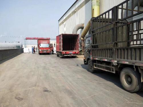 寶雞鑽井生產(chan) 工人操作現場，展示生產(chan) 流程的實時情況