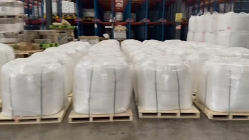 工廠廠區內(nei) 準備裝車的聚丙烯酰胺（PAM）產(chan) 品