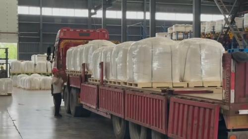 工廠工作人員在裝車，聚丙烯酰胺（PAM）產(chan) 品即將發往客戶