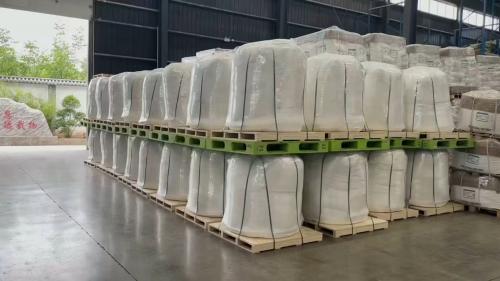 等待裝車的聚丙烯酰胺（PAM）產(chan) 品堆放在工廠廠區