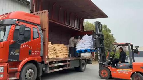 山東(dong) 淄博工廠的聚丙烯酰胺產(chan) 品裝車發貨現場